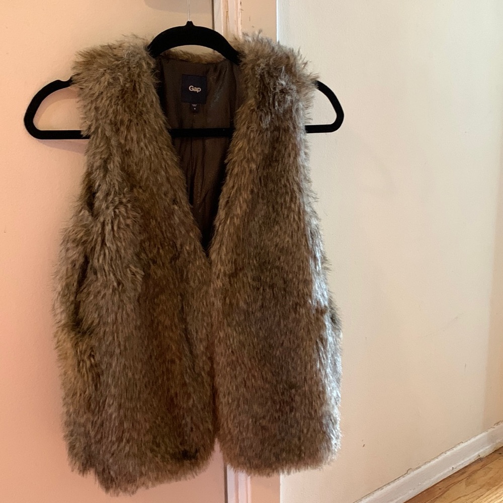 Gap faux fur vest size S. Good condition. She needs someone to take her out!